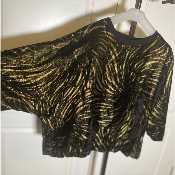 Unique over size fuzzy black and gold top - Picture 2 of 6
